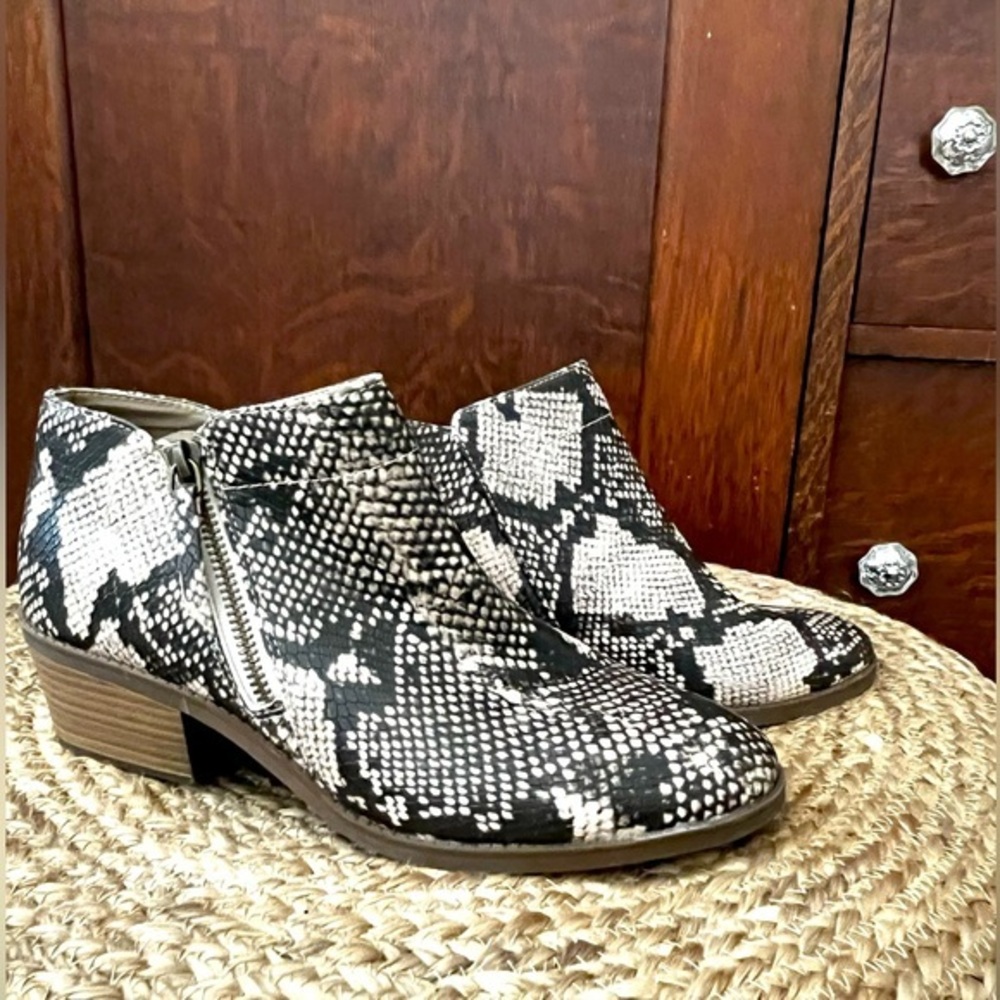 NWOT Time and tru side zip reptile print bootie SZ 9. Faux leather. Cute